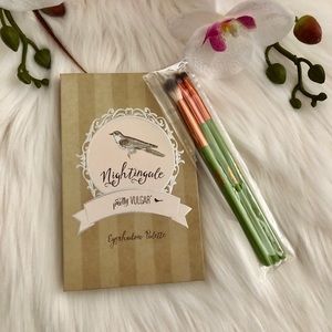 🌸 EYESHADOW PALETTE & BRUSH SET